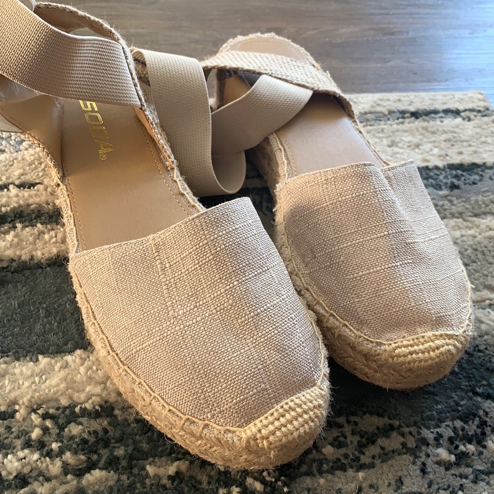 Soda flat sandals